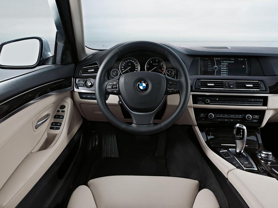  BMW 5-Series Sedan 2010 года  (фото 8 из 16)